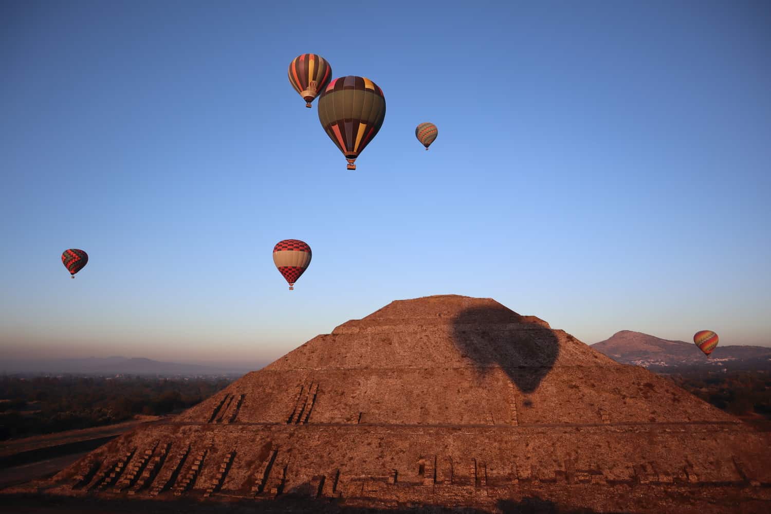 Vuelos en globo aerostático sobre las Pirámides de Teotihuacán al amanecer